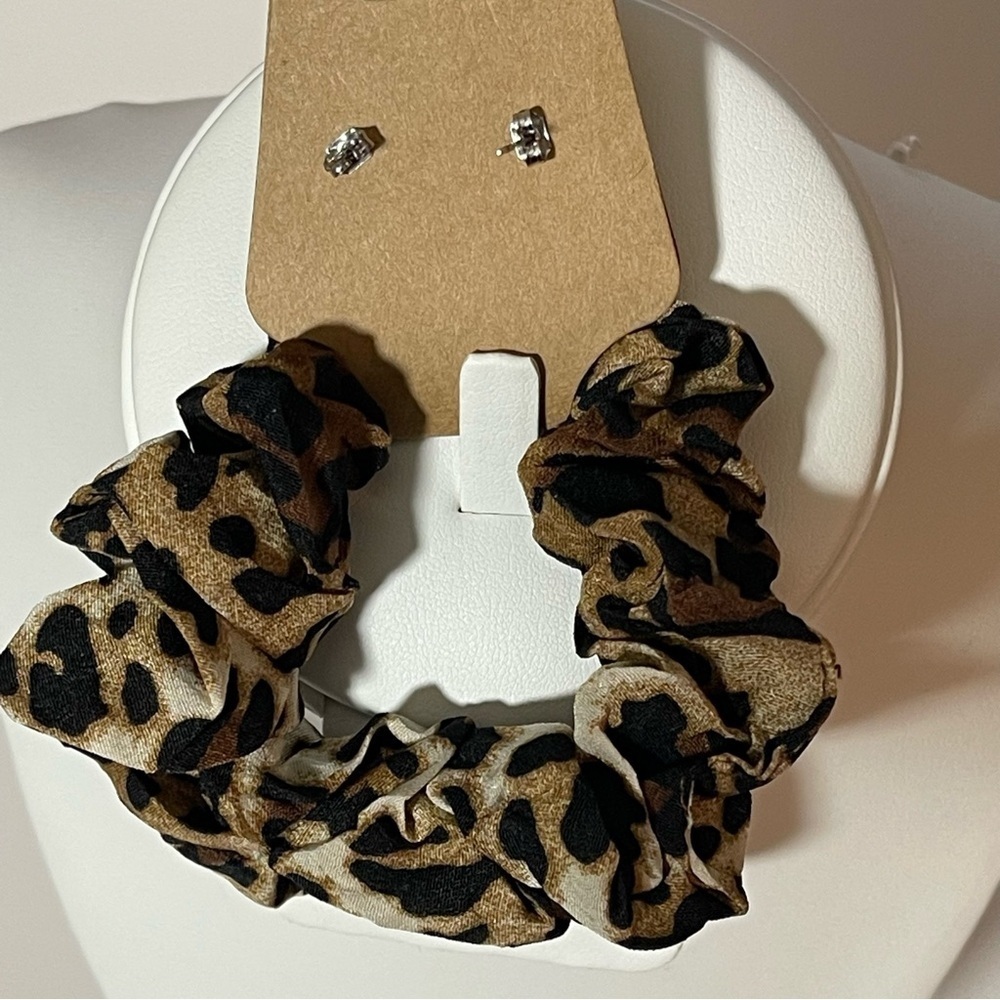 Handmade Black Stud Earrings Cheetah Print Scrunchie
Set, Hypoallergenic…​​​ - Picture 4 of 4